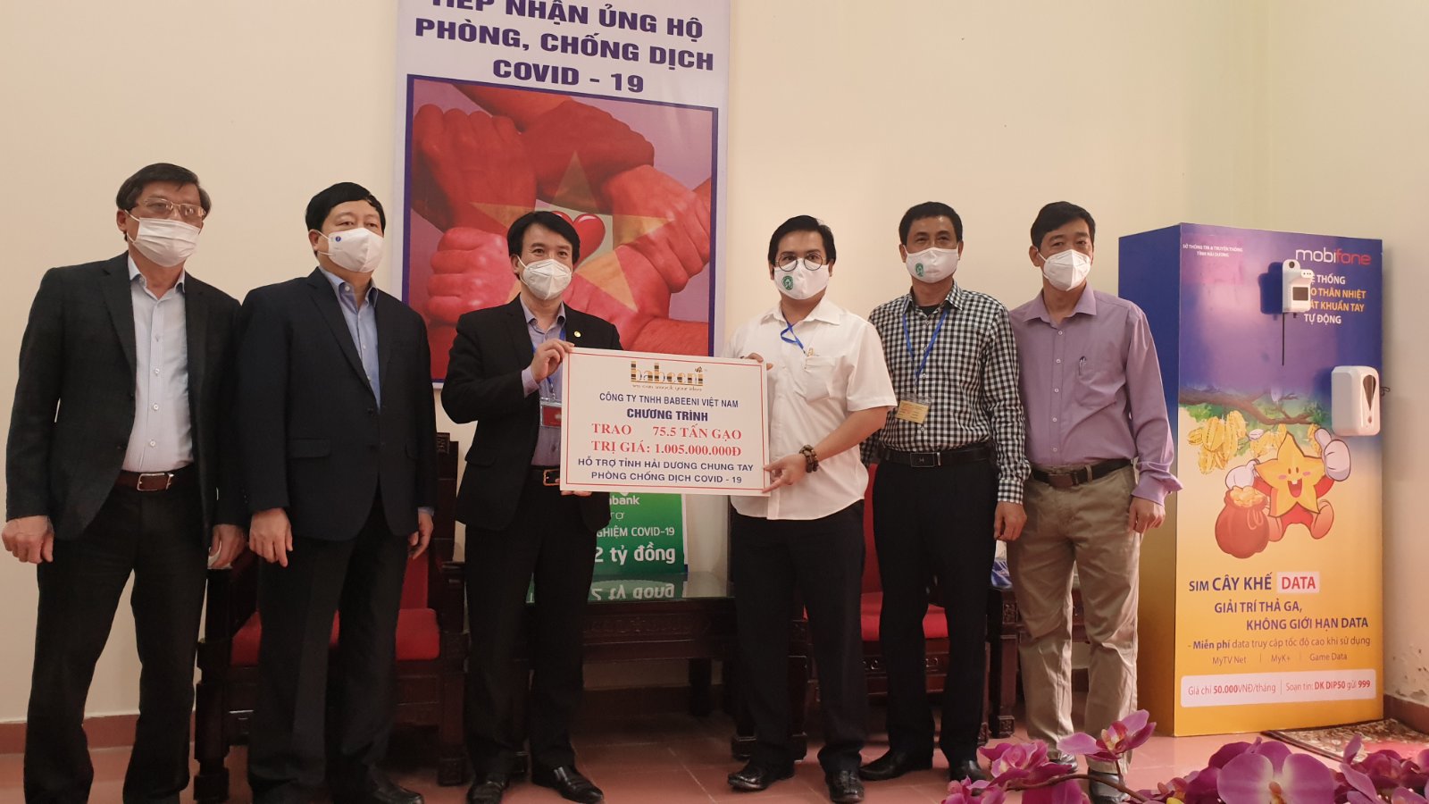 Giving 75.5 tons of rice (equivalent 43,000 USD) to support Hai Duong people